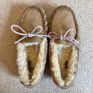UGG Tan Dakota Moccasins with Cream Lining Barely Worn EUC Size 6